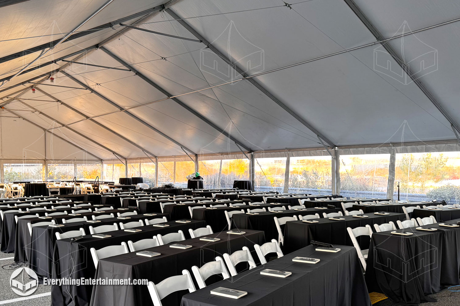huge clear top tent with 1000 seats and stage